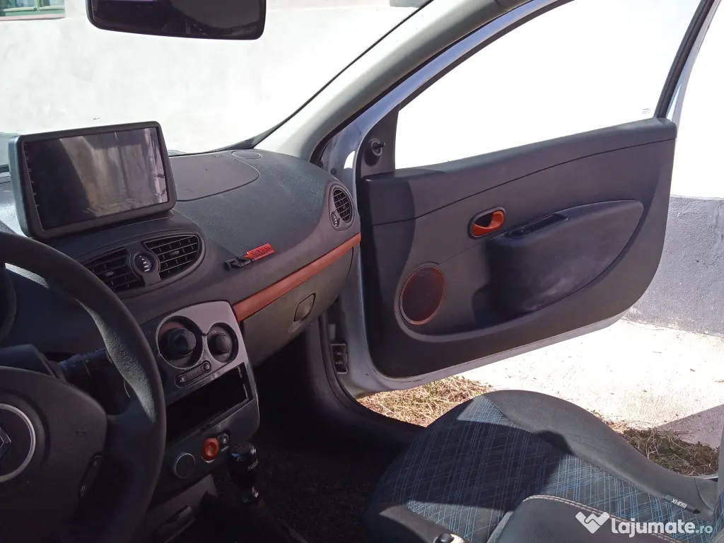 Vând Clio 3 pentru dezmembrări 