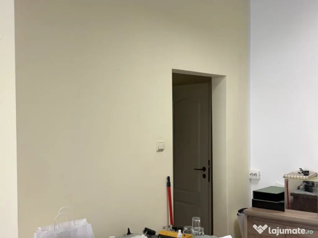 Vând spațiu comercial 