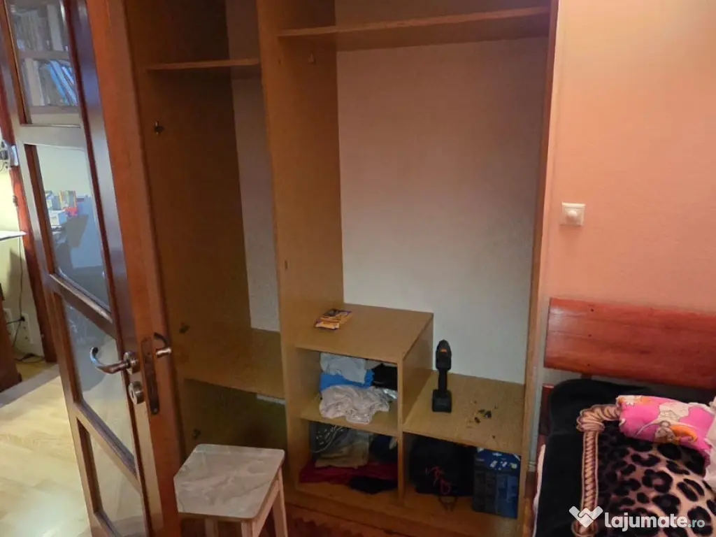 Vând mobilier dormitor 