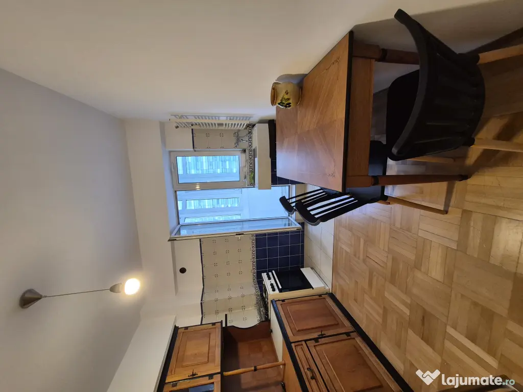 2 camere decomandat,et.4, Piata Victoriei, vis-a-vis America House 