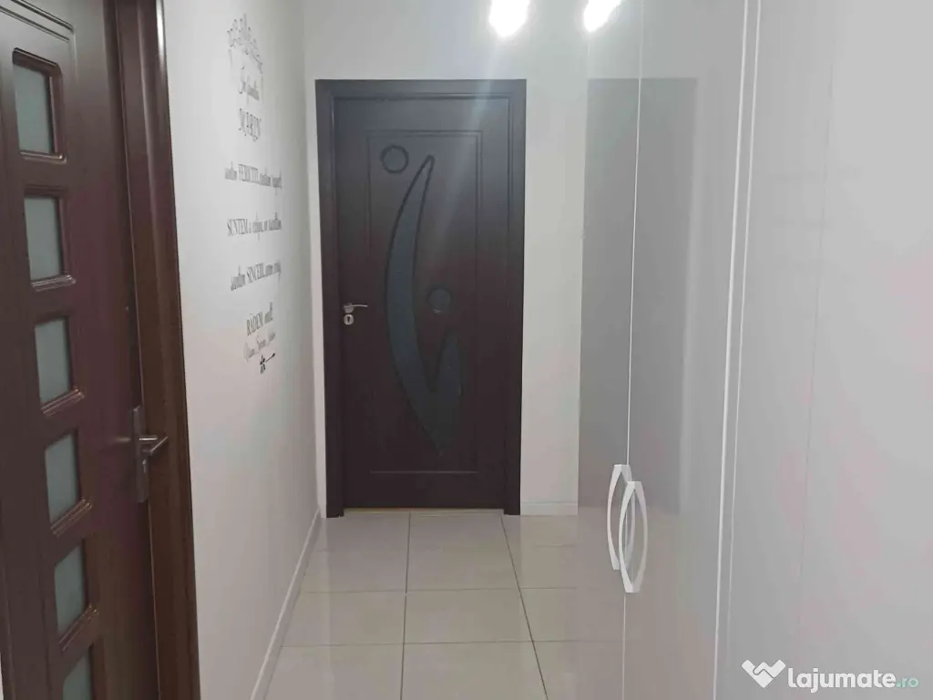 3 camere Otopeni centru – mobilat complet, parcare inclusă, etaj 1/2 