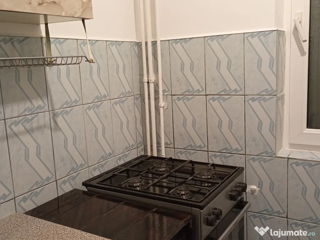 Închiriez Apartament cu 3 camere 