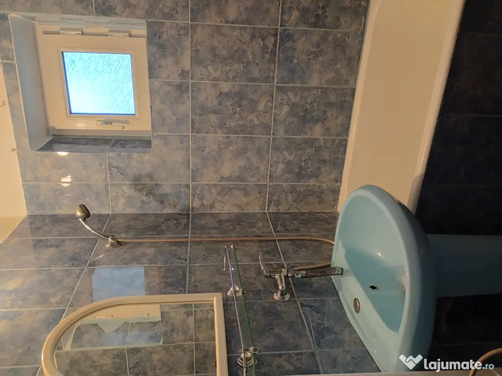 Închiriez Apartament cu 3 camere 