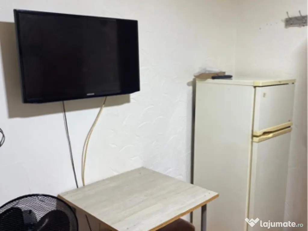Închiriez garsonieră 