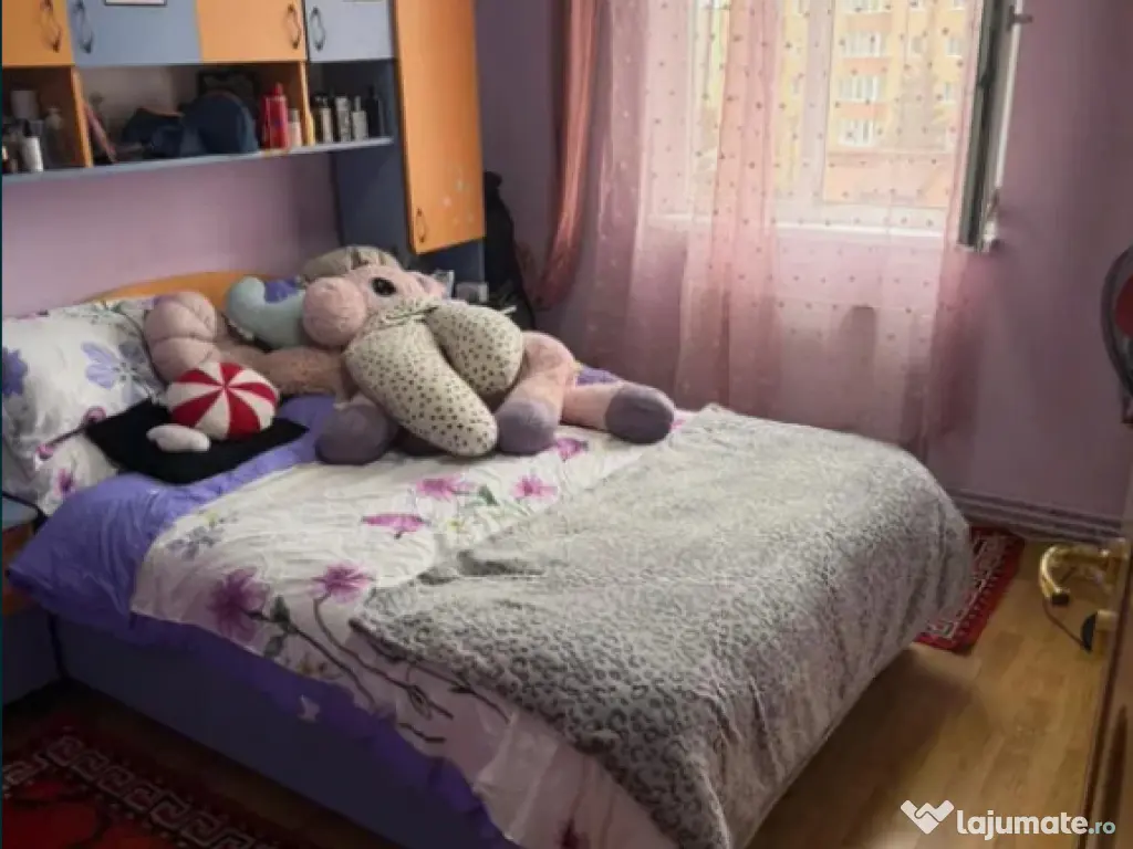 Apartament 3 camere, semidecomandat - zona Florilor