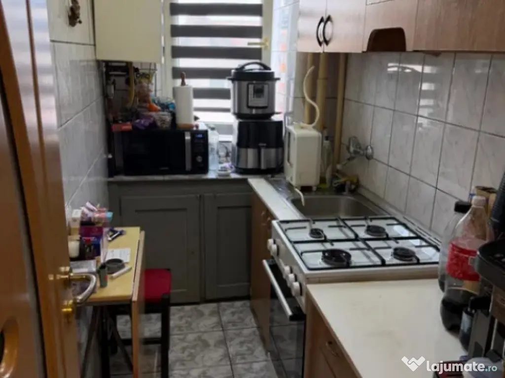 Apartament 3 camere, semidecomandat - zona Florilor