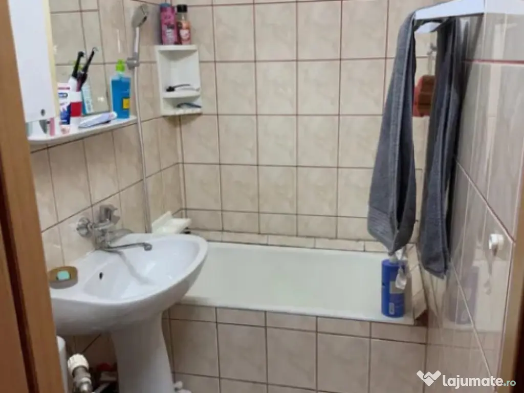 Apartament 3 camere, semidecomandat - zona Florilor