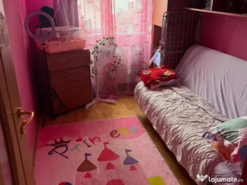 Apartament 3 camere, semidecomandat - zona Florilor