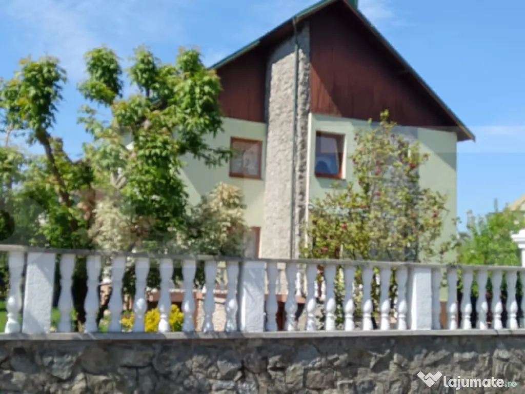 Casă cochetă cu design modern și grădină superbă în G 