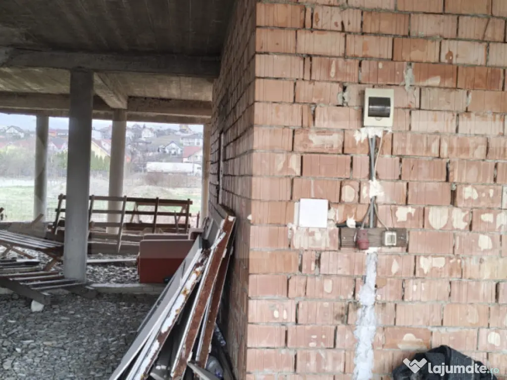 Teren intravilan cu dublu acces + construcție la roșu 500 