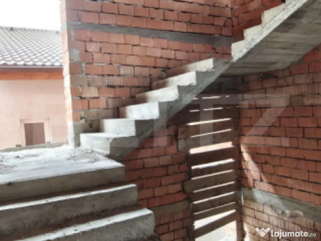 Teren intravilan cu dublu acces + construcție la roșu 500 