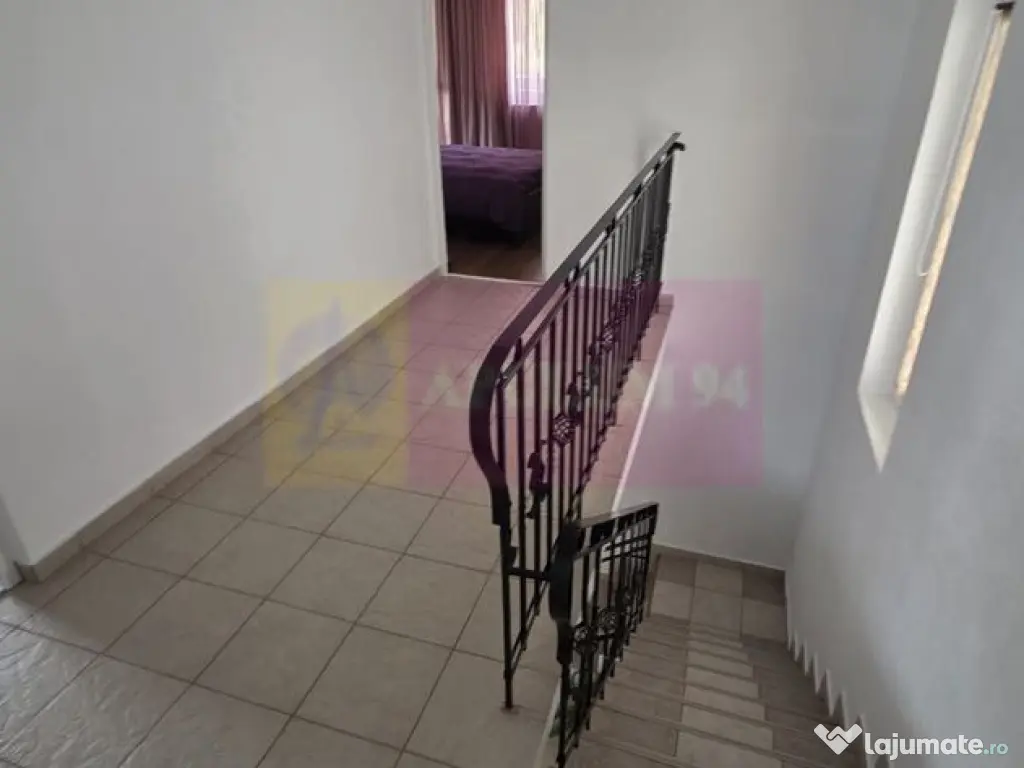 Vila de vânzare cu 8 camere și garj in Busteni 