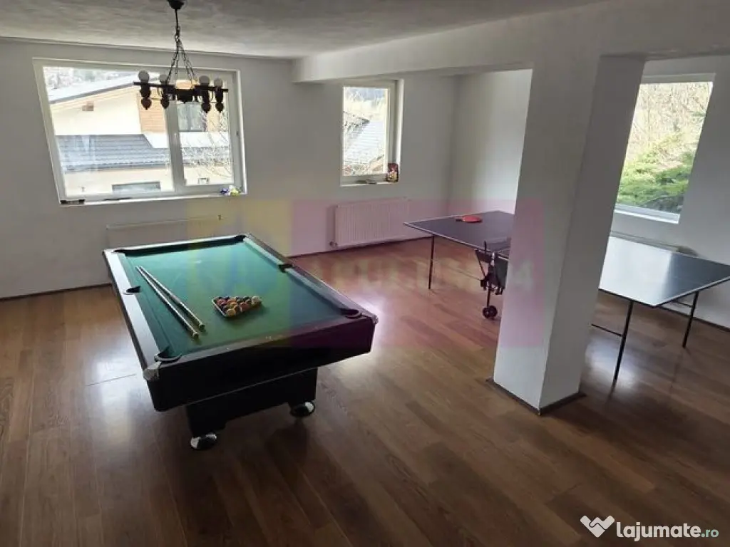 Vila de vânzare cu 8 camere și garj in Busteni 