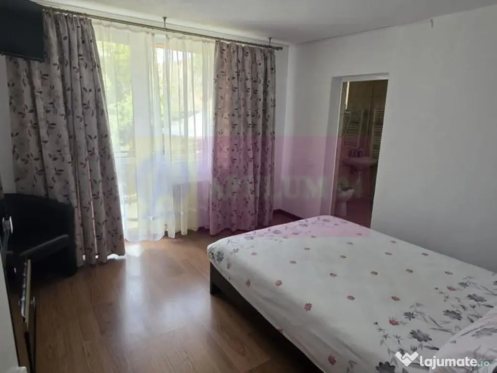 Vila de vânzare cu 8 camere și garj in Busteni 