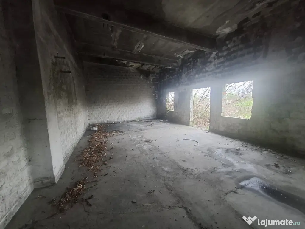 Vand hala plus teren 8000 mp intravilan zona combinat Vladimirescu 