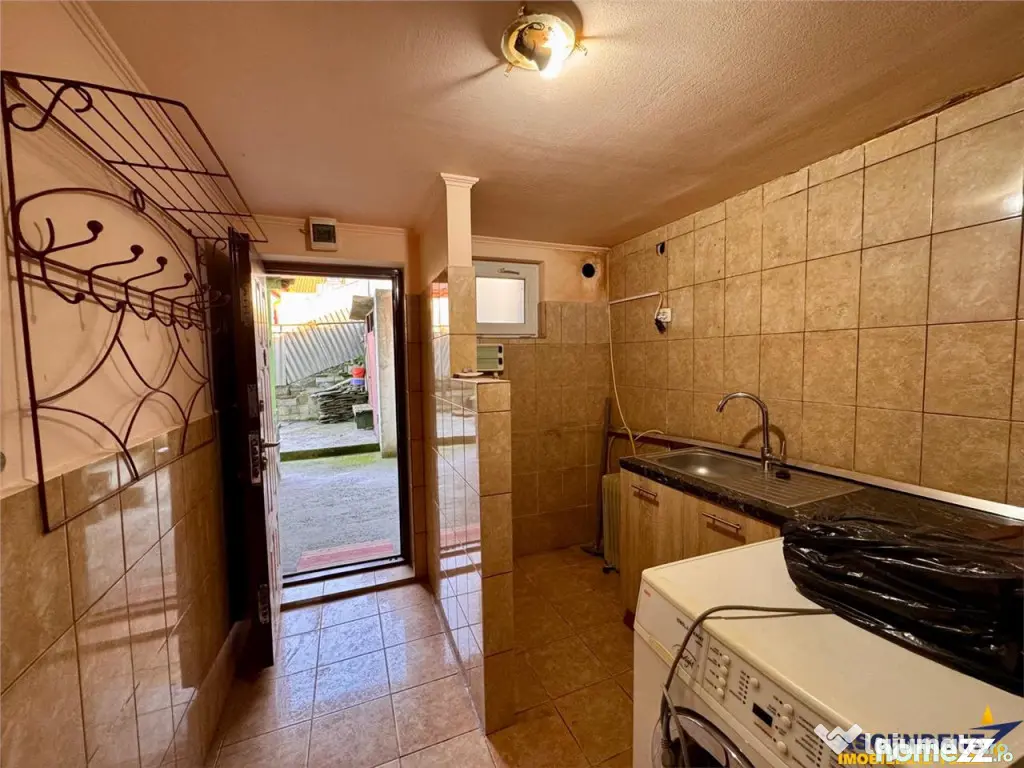 Casa potential:locuire multifamiliala,activitati comerciale, 