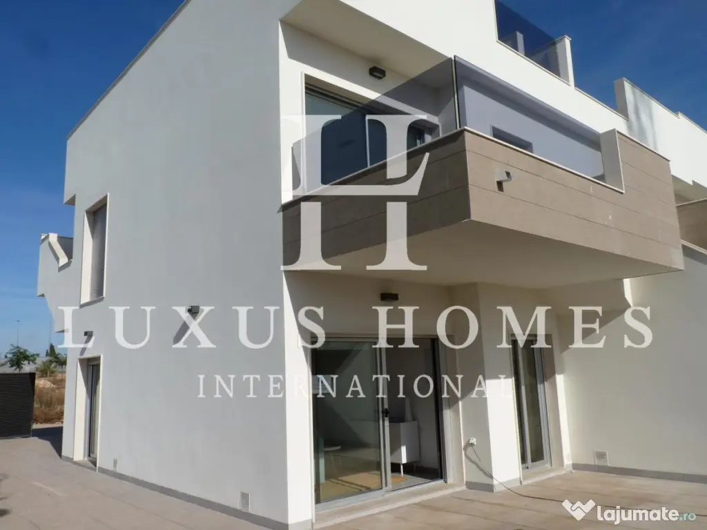 Parter casă duplex cu terasă și piscină comunitară într-o zonă aproape de plaje 