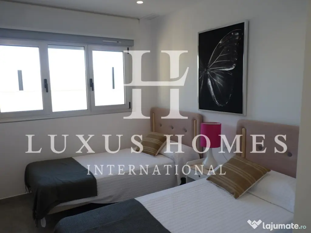 Parter casă duplex cu terasă și piscină comunitară într-o zonă aproape de plaje 