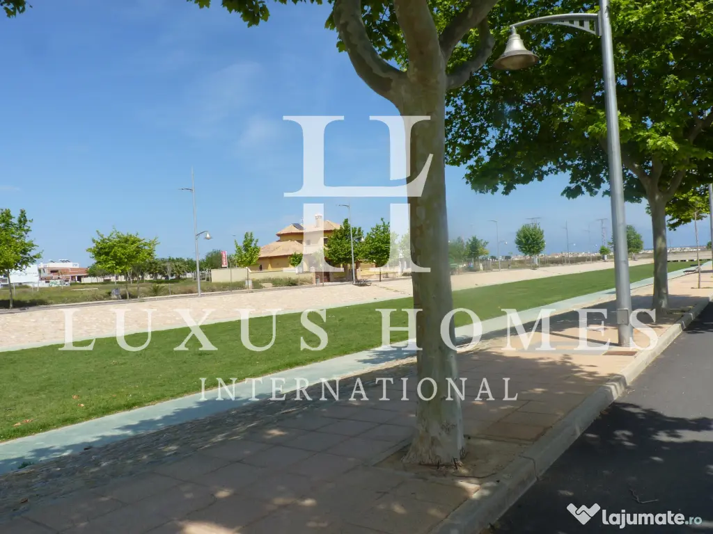 Parter casă duplex cu terasă și piscină comunitară într-o zonă aproape de plaje 