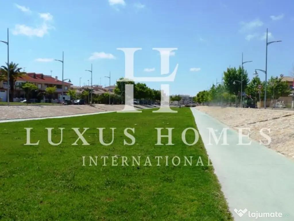 Parter casă duplex cu terasă și piscină comunitară într-o zonă aproape de plaje 