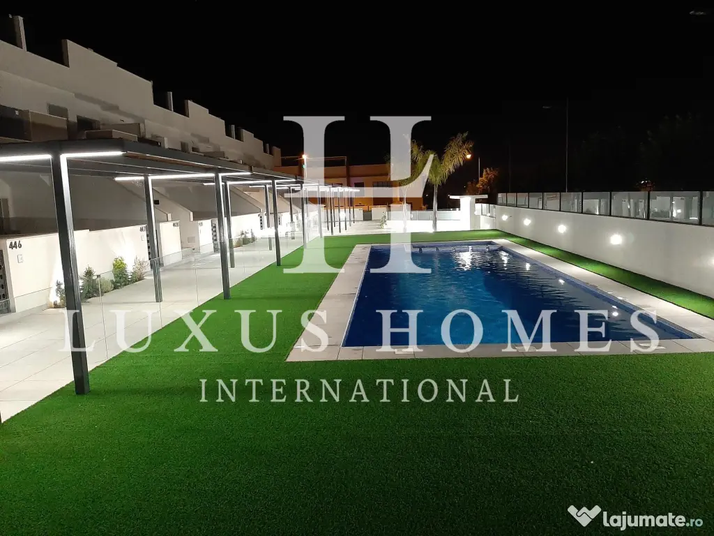 Parter casă duplex cu terasă și piscină comunitară într-o zonă aproape de plaje 