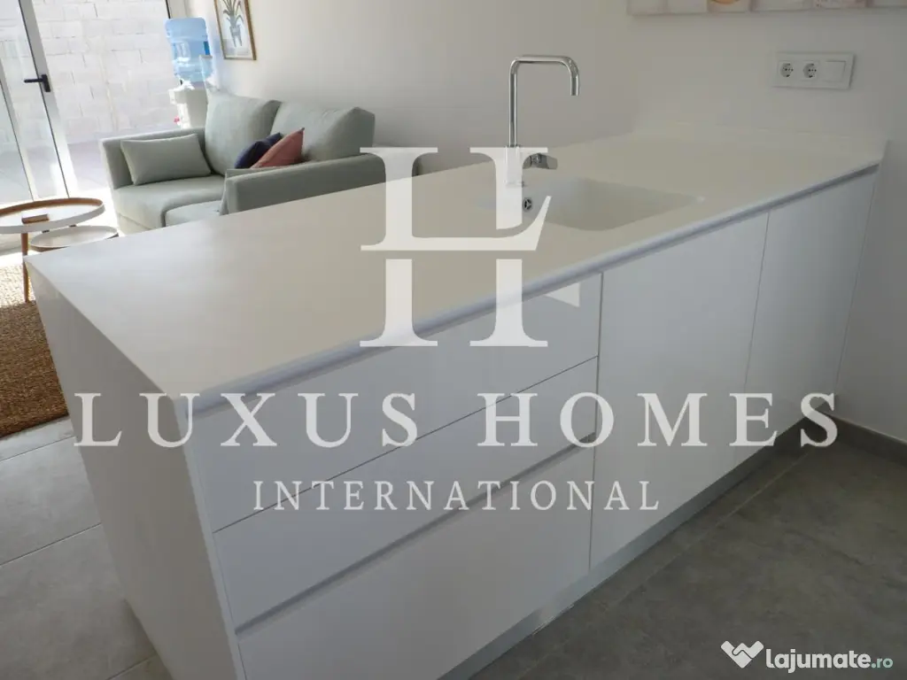 Parter casă duplex cu terasă și piscină comunitară într-o zonă aproape de plaje 