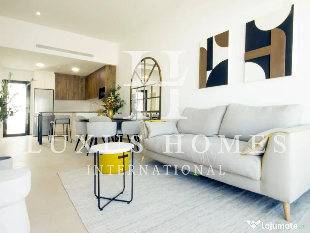 Apartament la parter, cu terasă și piscină comunitară situată aproape de coastă 