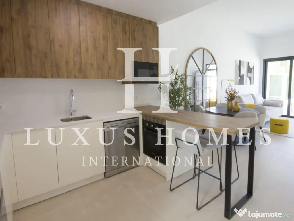 Apartament la parter, cu terasă și piscină comunitară situată aproape de coastă 