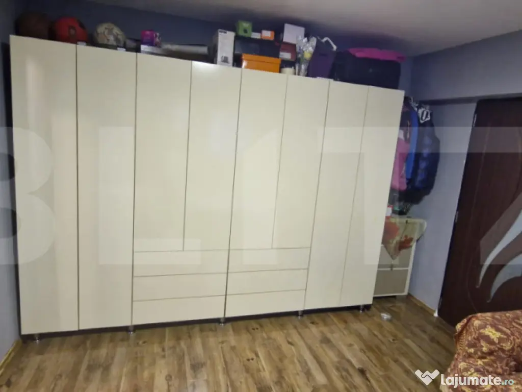 Apartament 3 camere, confort 1 semidecomandat – Titu, zona 