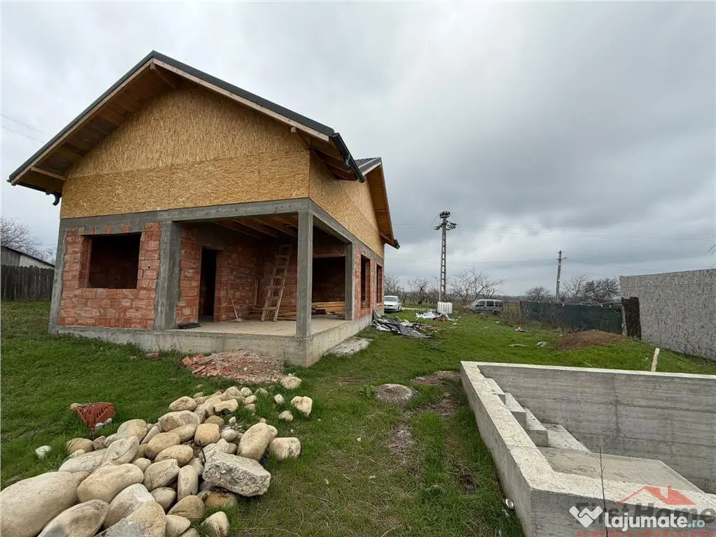 Casa la rosu din caramida de in comuna Carligele 