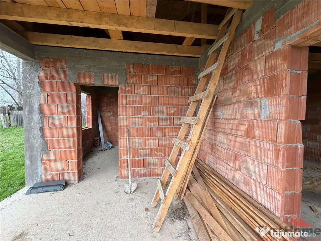 Casa la rosu din caramida de in comuna Carligele 