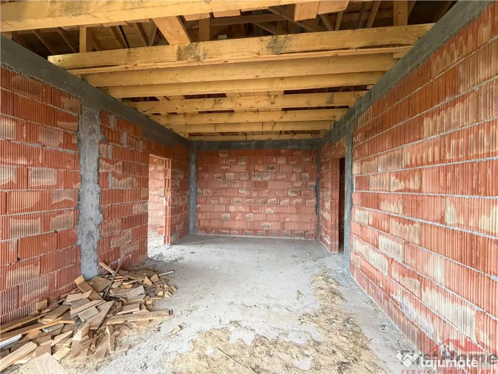 Casa la rosu din caramida de in comuna Carligele 