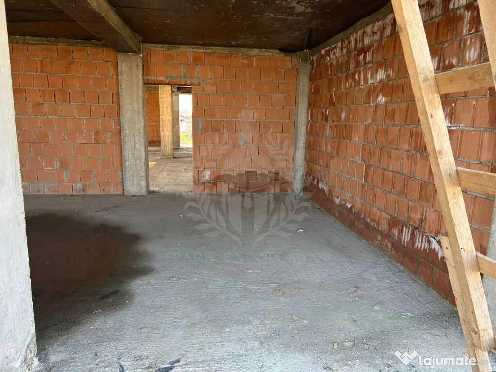 Casa la rosu. Strejnicu. 6 camere 