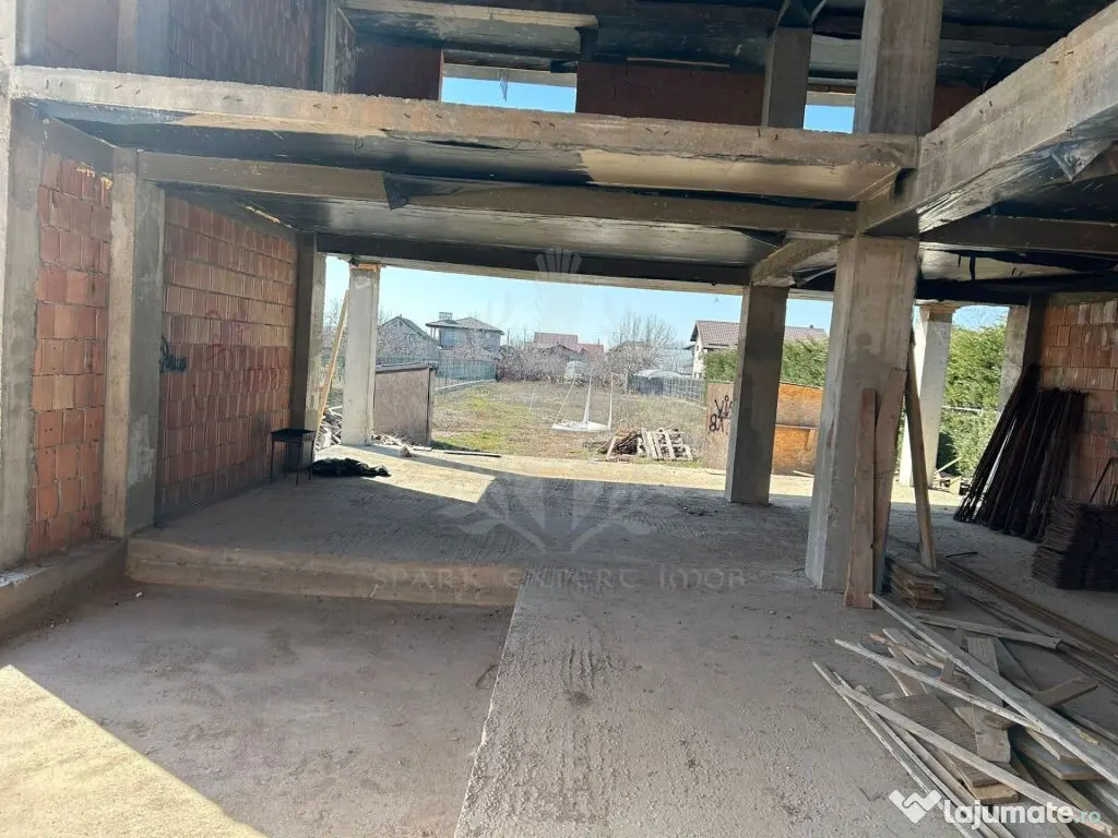 Casa la rosu. Strejnicu. 6 camere 