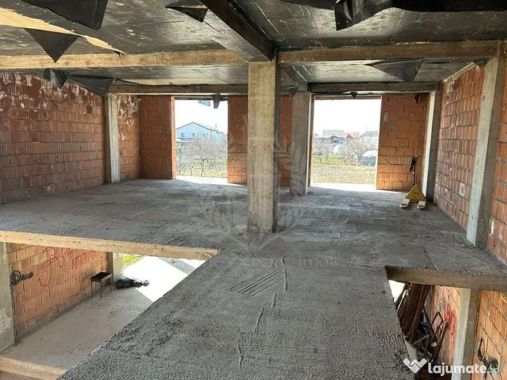 Casa la rosu. Strejnicu. 6 camere 