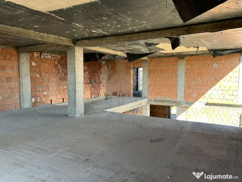 Casa la rosu. Strejnicu. 6 camere 