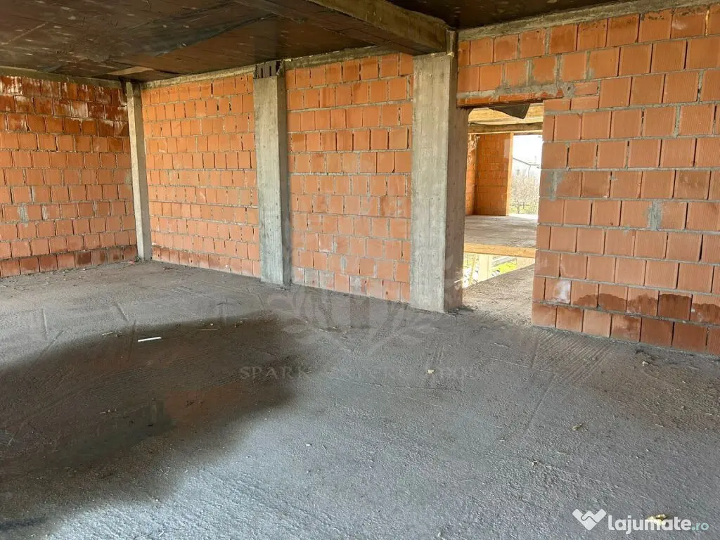 Casa la rosu. Strejnicu. 6 camere 