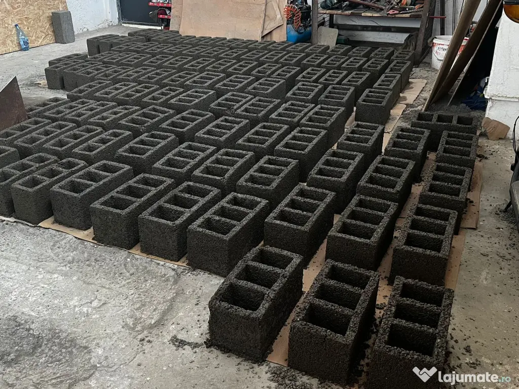 Vindem boltari si placi de gard!