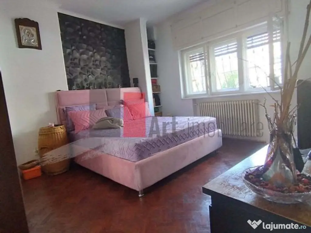 Apartament cu trei camere de vanzare-Piata Victoriei 