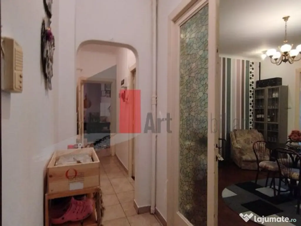 Apartament cu trei camere de vanzare-Piata Victoriei 