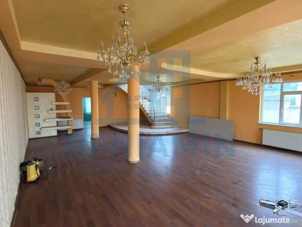 Vila P+2 Alexandru Cel Bun cu doua etaje si curte proprie 