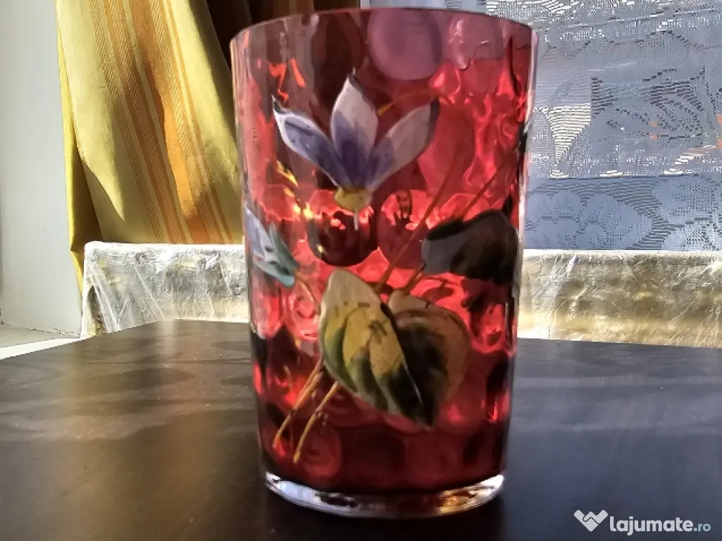 Vand pahar nou din cristal rubin. Are o vechime de peste 100 de ani. 