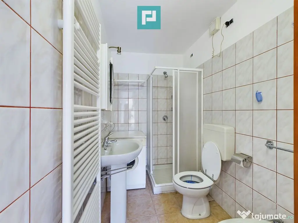 Spațiu industrial cu platformă betonată și teren 