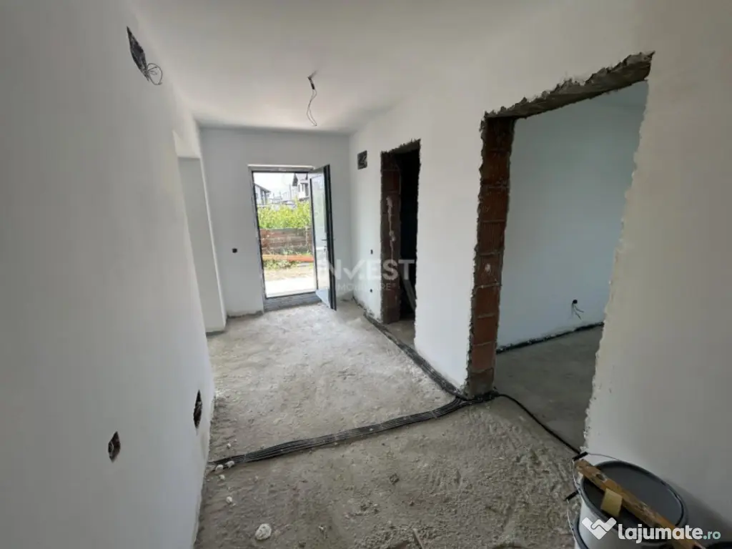 Casa de vanzare cu 4 camere, situata intre case, zona Popas