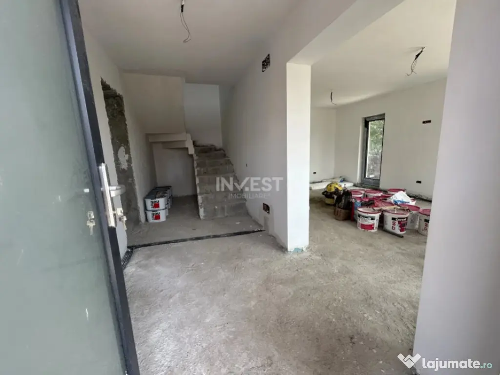 Casa de vanzare cu 4 camere, situata intre case, zona Popas