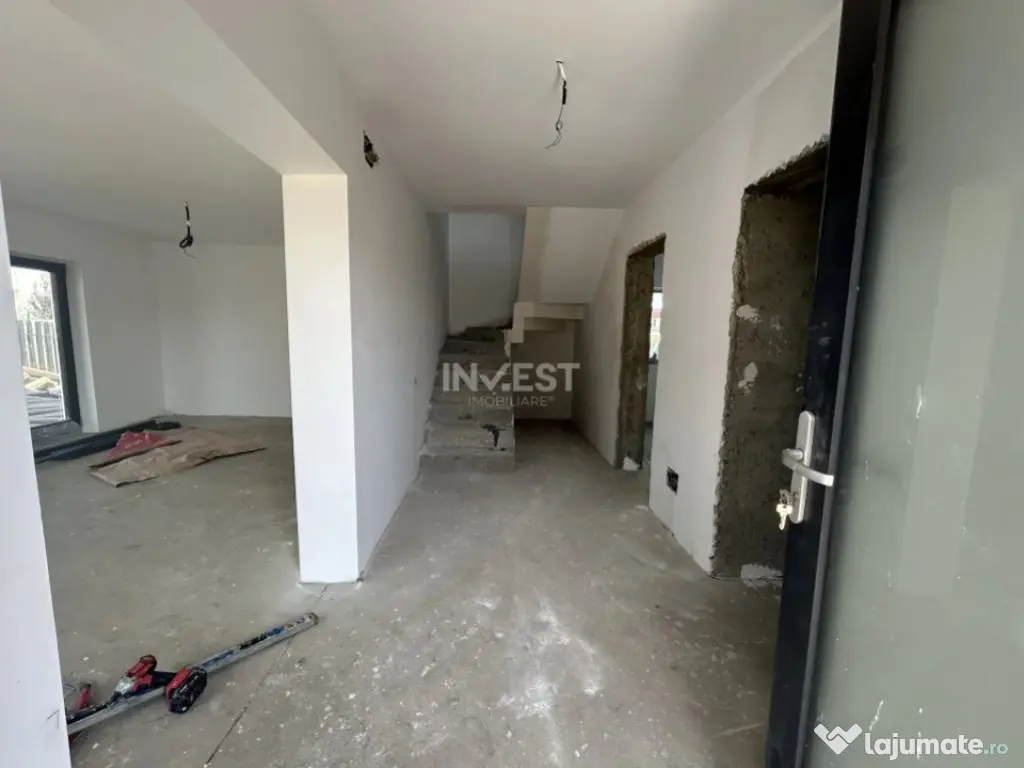 Casa de vanzare cu 4 camere, situata intre case, zona Popas