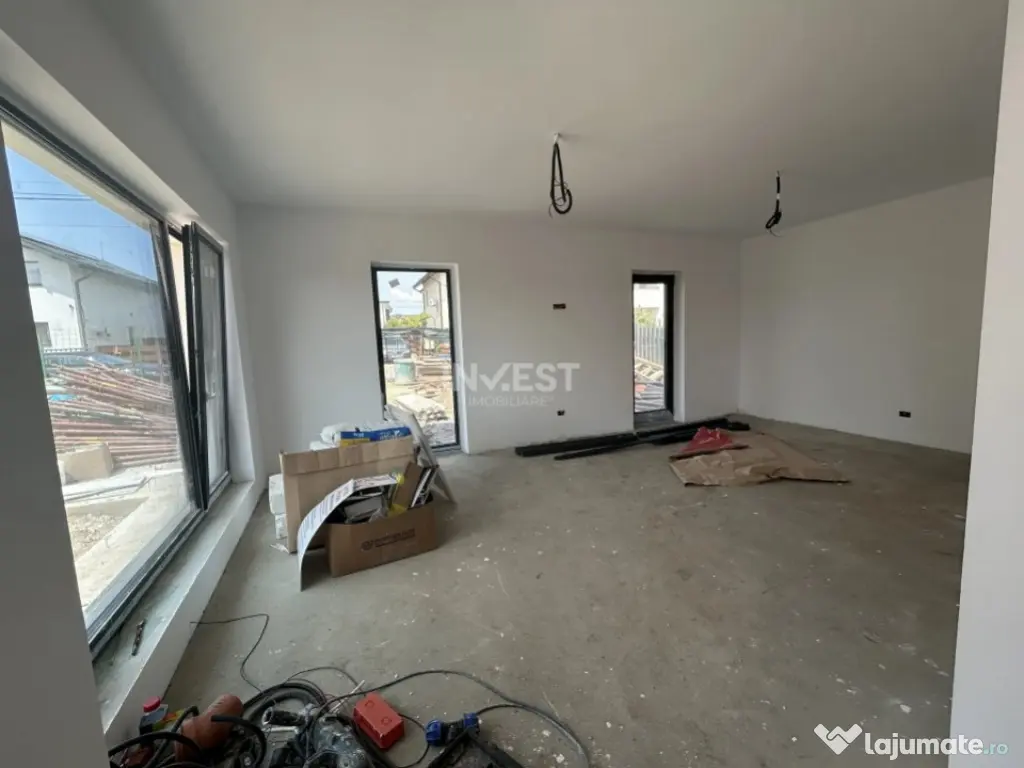 Casa de vanzare cu 4 camere, situata intre case, zona Popas