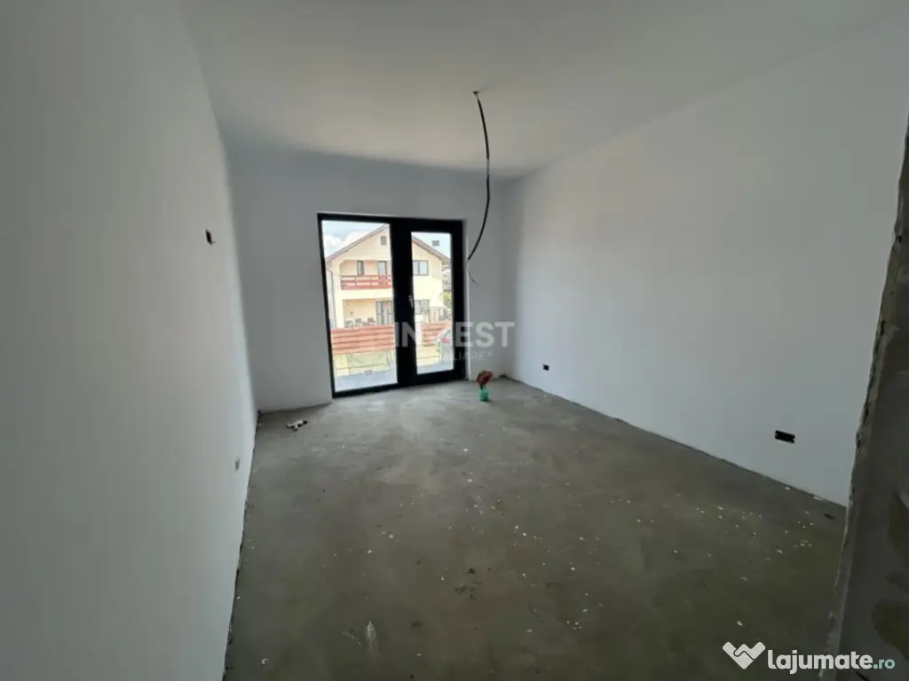 Casa de vanzare cu 4 camere, situata intre case, zona Popas