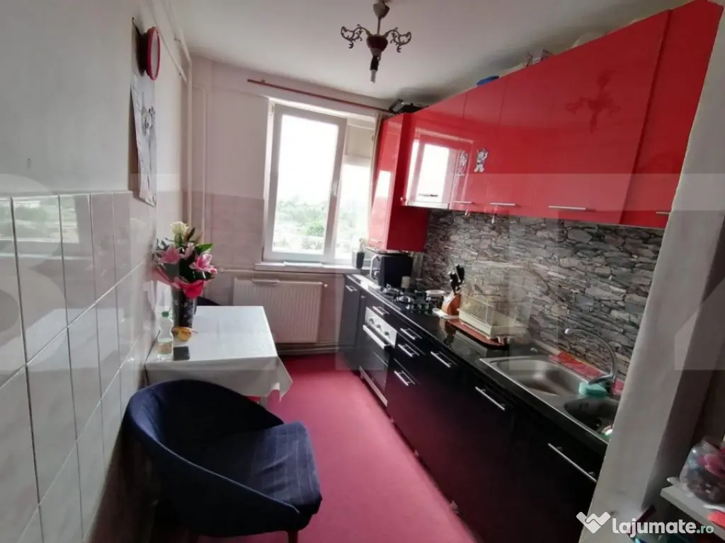 Apartament 2 camere semidecomandat, etaj intermediar, Carti