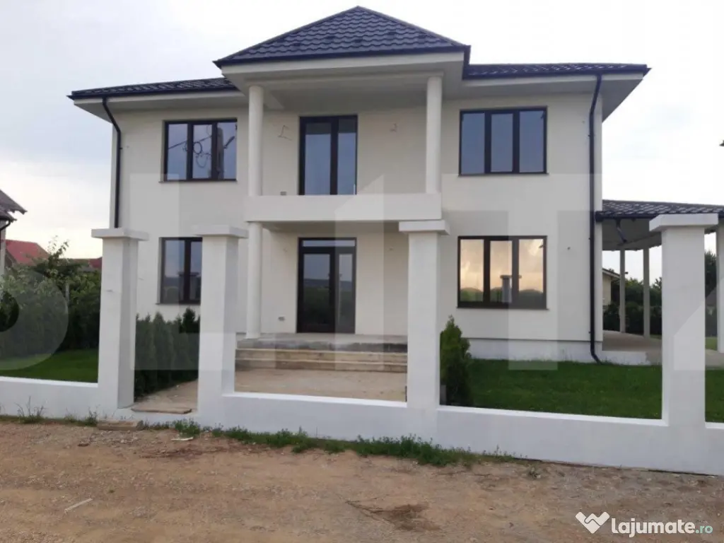 Casa cu 4 camere, 240 mp utili, teren cu 469 mp, Blejoi